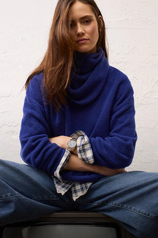Damenmode von Oui mit Rollkragenpullover, karierter Bluse und Jeans