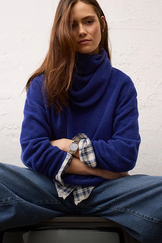 Women’s fashion from Oui, featuring a turtleneck jumper, a checked blouse and jeans
