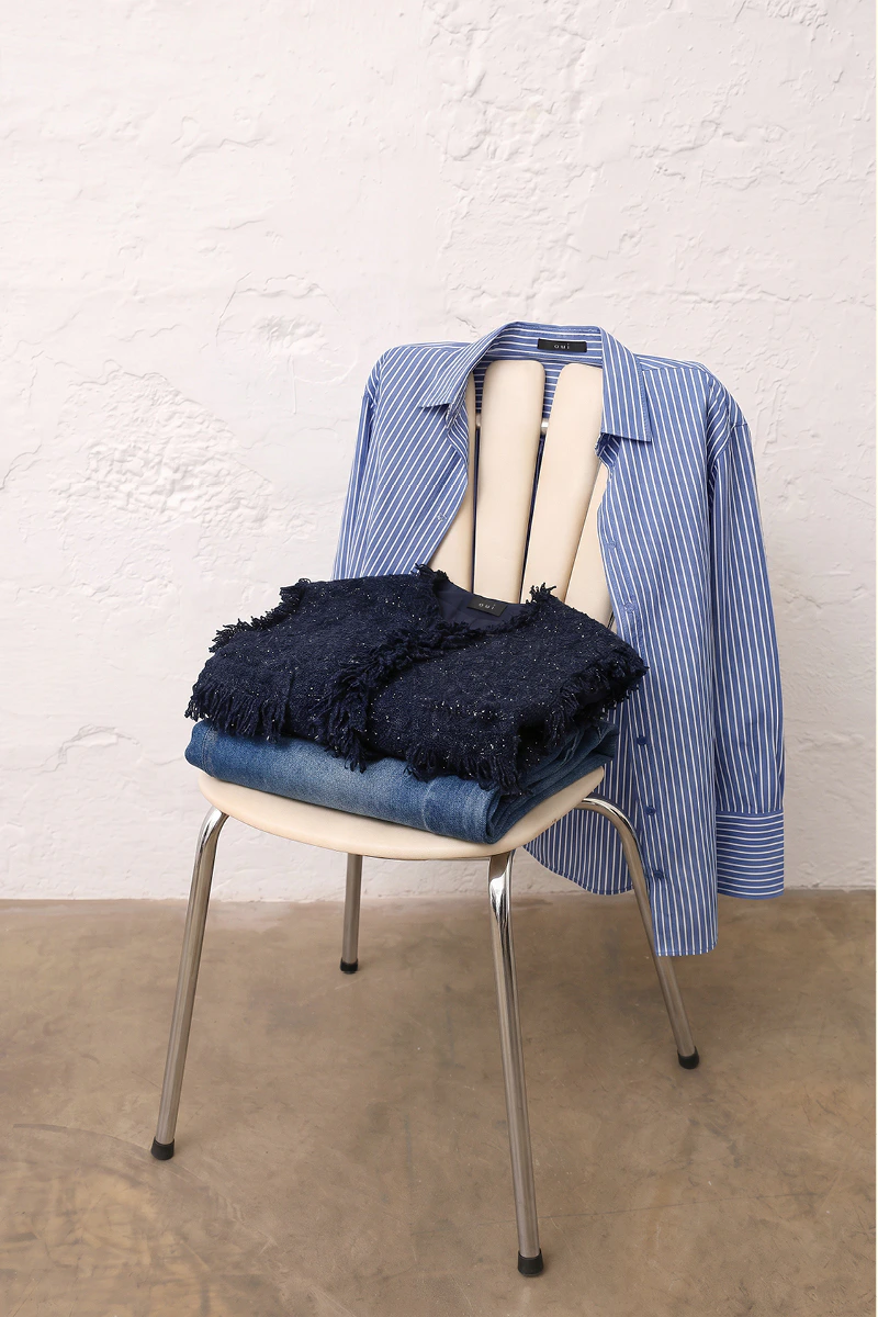 Damenmode von Oui mit gestreiftem Blazer, Strickpullover und Jeans