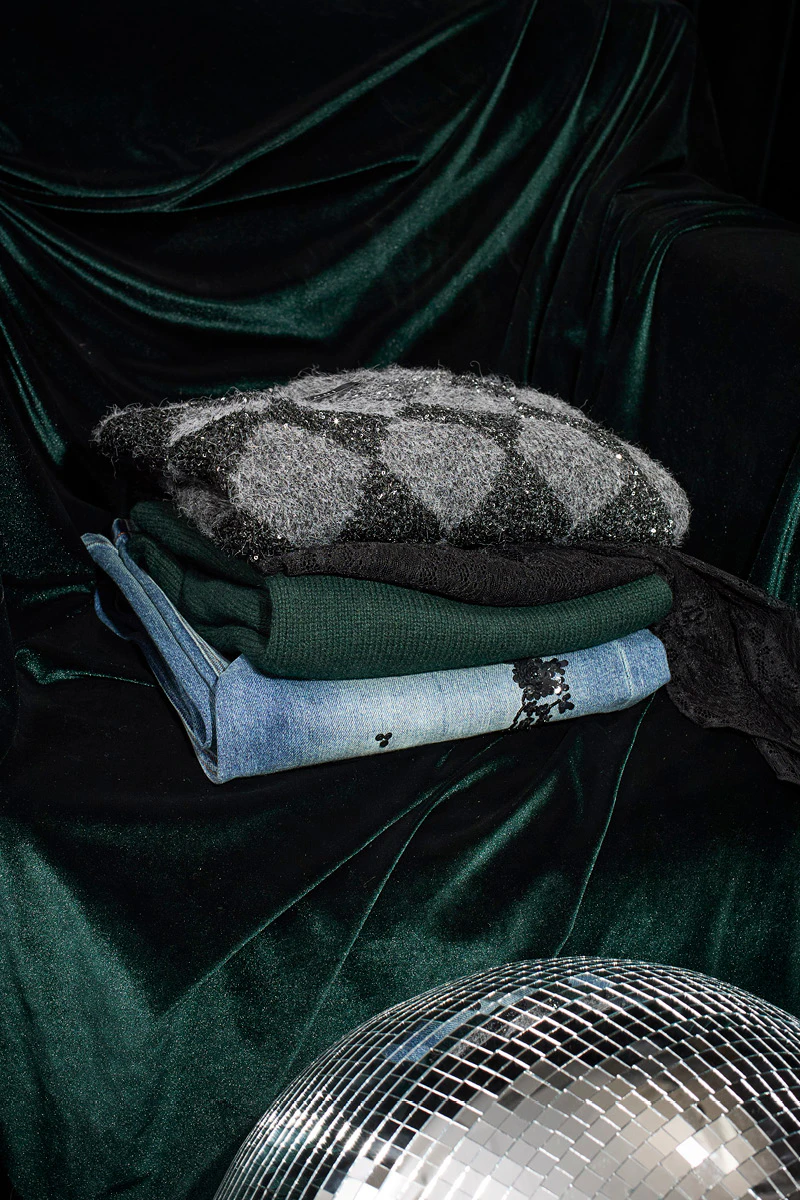 Gemusterter Pullover, grüner Pullover und verzierte Jeans