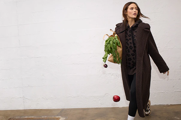 Damenmode von Oui mit Teddy-Mantel, Strick-Hoodie und Hose aus der aktuellen Kollektion.
