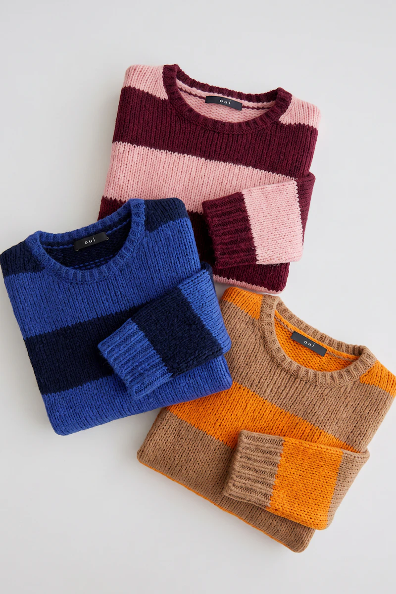 Oui Essentials: Drei gestreifte Strickpullover in Bordeaux und Rosa, Blau und Dunkelblau sowie Beige und Orange