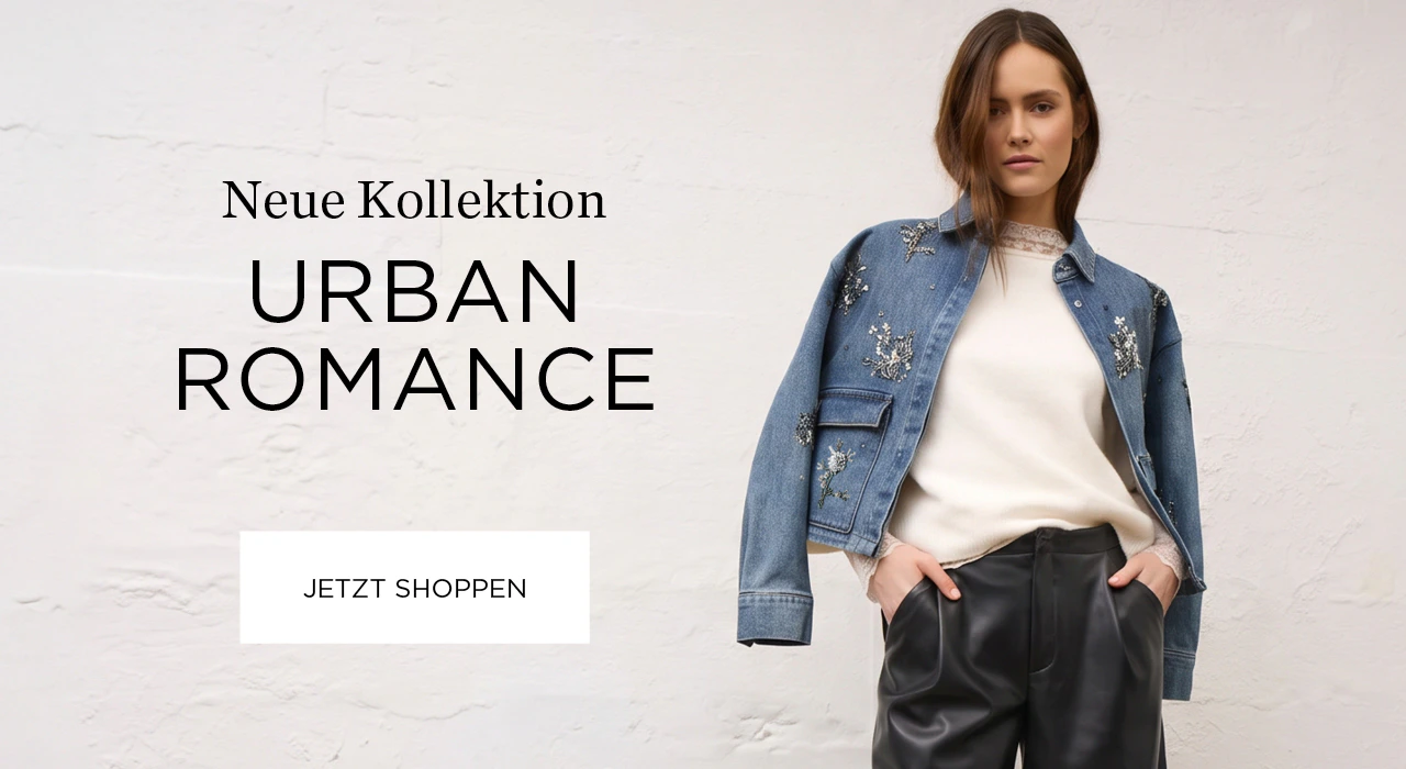 Frau mit einer Jeansjacke um die Schultern mit Glitzerelementen, einem beigen Pullover und einer schwarzen 7/8 Hose in Lederoptik. Schrift: Neue Kollektion Urban Romance Klickfläche: jetzt shoppen