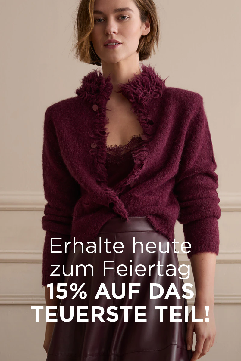 Damenmode in Bordeaux: Model trägt eine kuschelige Strickjacke mit Fellkragen über einem Spitzentop und dazu einen glänzenden Lederrock. Darüber der Hinweis: ‚Erhalte heute zum Feiertag 15 % auf das teuerste Teil!‘