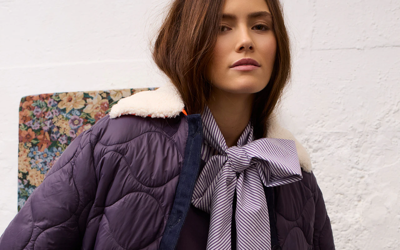 Damenmode von Oui mit gesteppter Jacke und gestreifter Bluse aus der aktuellen Kollektion.