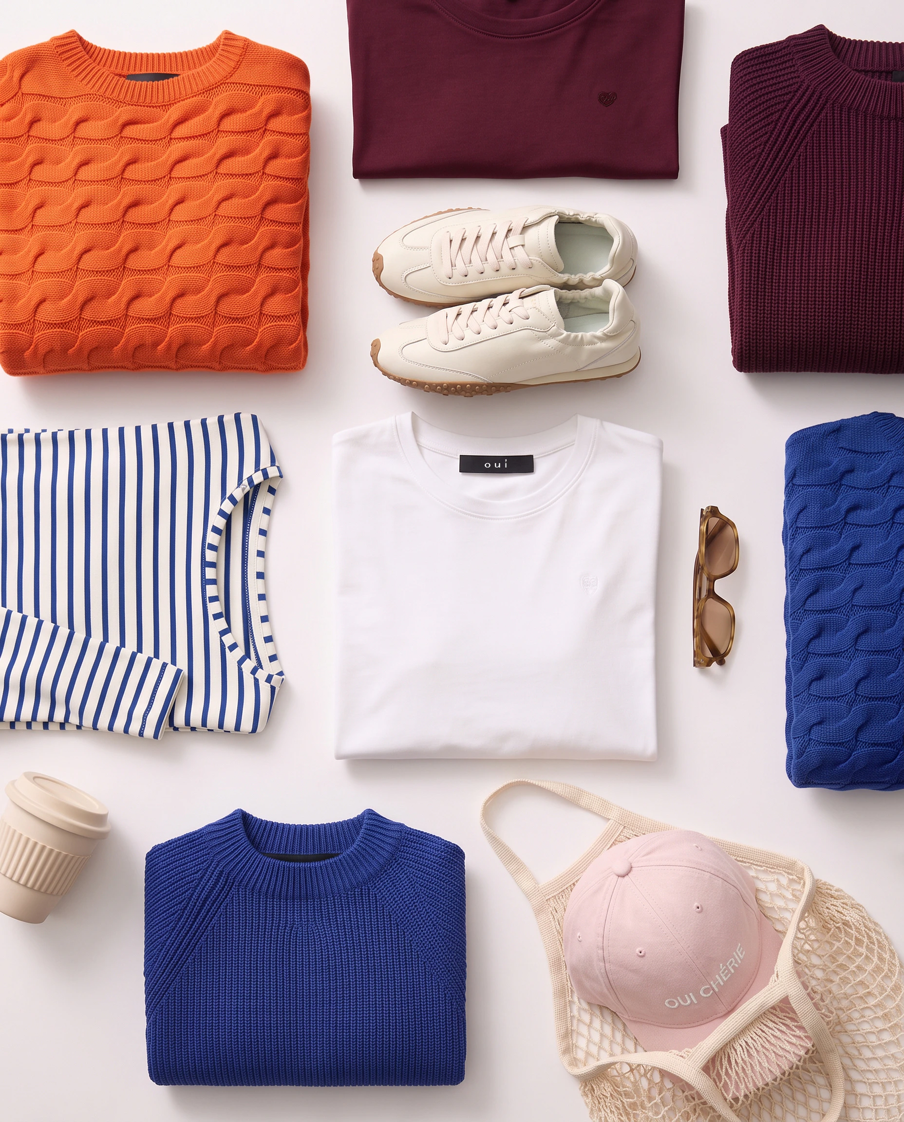 Oui Essentials: Farbige Damenmode mit Strickpullovern, gestreiftem Shirt, weißem T-Shirt und Sneakern in Orange, Blau, Bordeaux und Rosa.