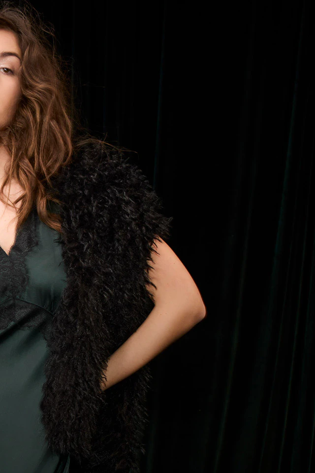 Grünes Kleid mit schwarzer Strickjacke