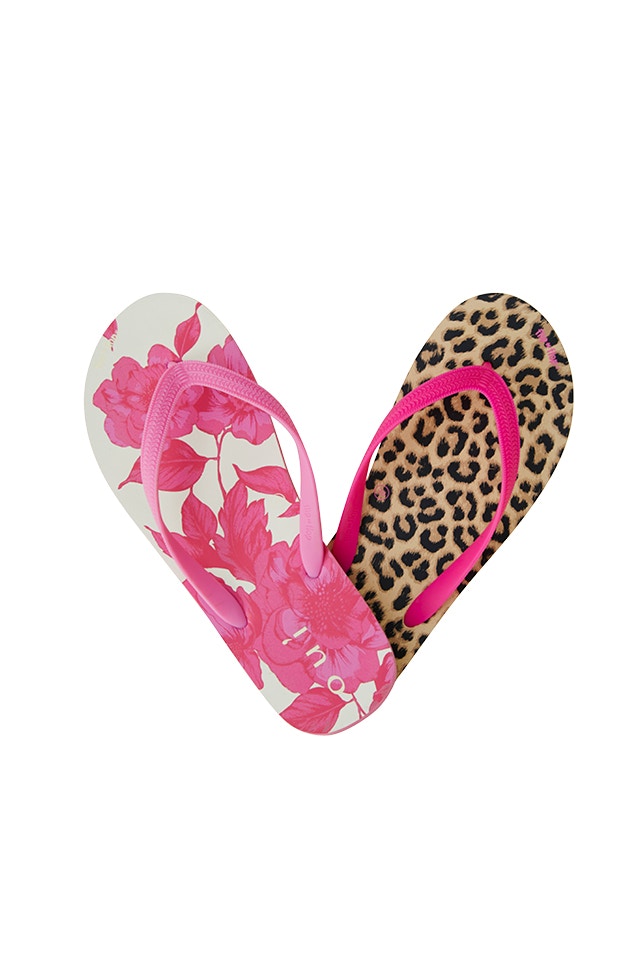 2 flip*flops placed in a mould. One with a pink floral print and pink strap, the other with a leopard print and pink strap.