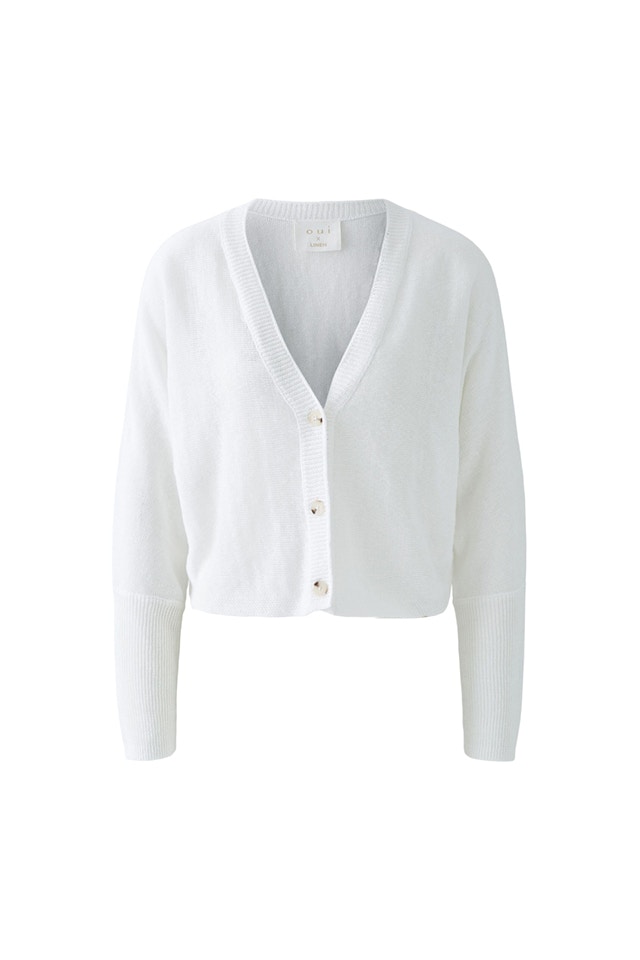 Eine weiße Strickjacke mit V-Ausschnitt und Langarm.