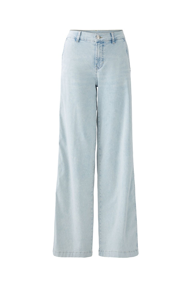 Hellblaue Jeanshose mit weitem Bein.