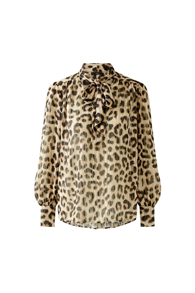 Loose-fitting blouse with long sleeves.