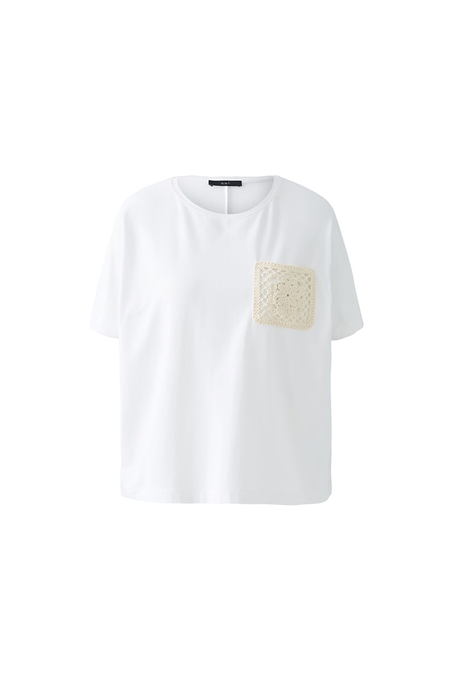 White T-Shirt with crochet detail as a beige breastpocket.