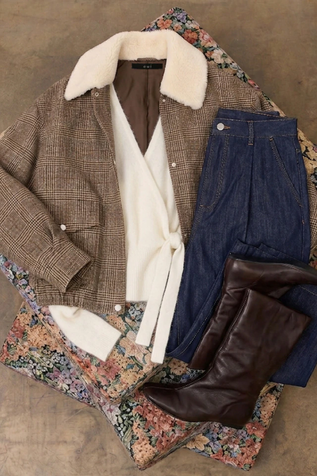 Damenmode von Oui mit karierter Jacke, Strickpullover und Jeans aus der aktuellen Kollektion