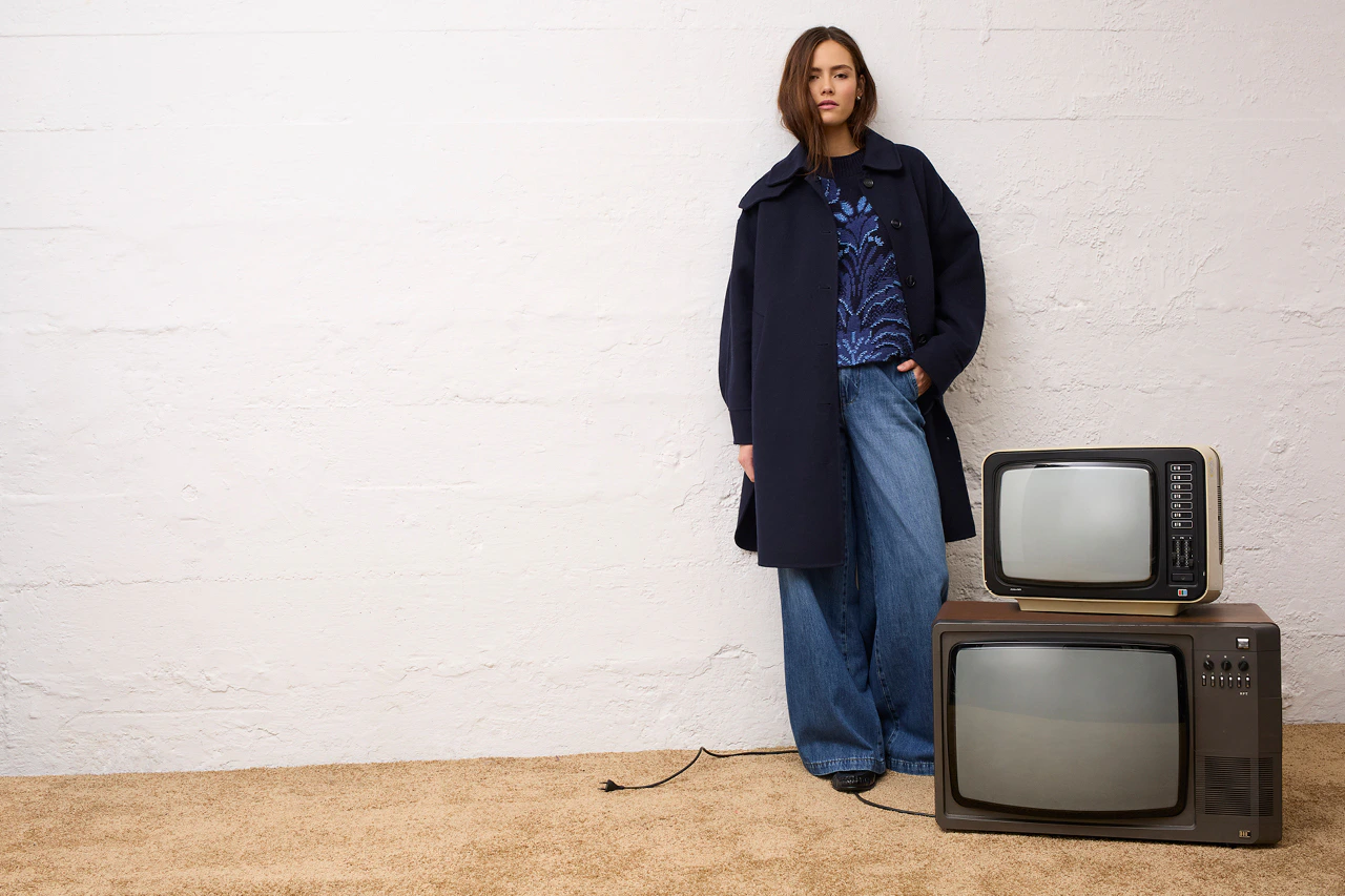 Damenmode von Oui mit Mantel, Strickpullover und Jeans aus der aktuellen Kollektion