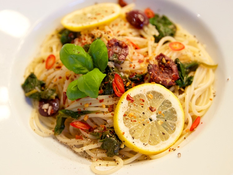 Ein Pasta Gericht mit Zitrone, frischem Gemüse und Chilli.