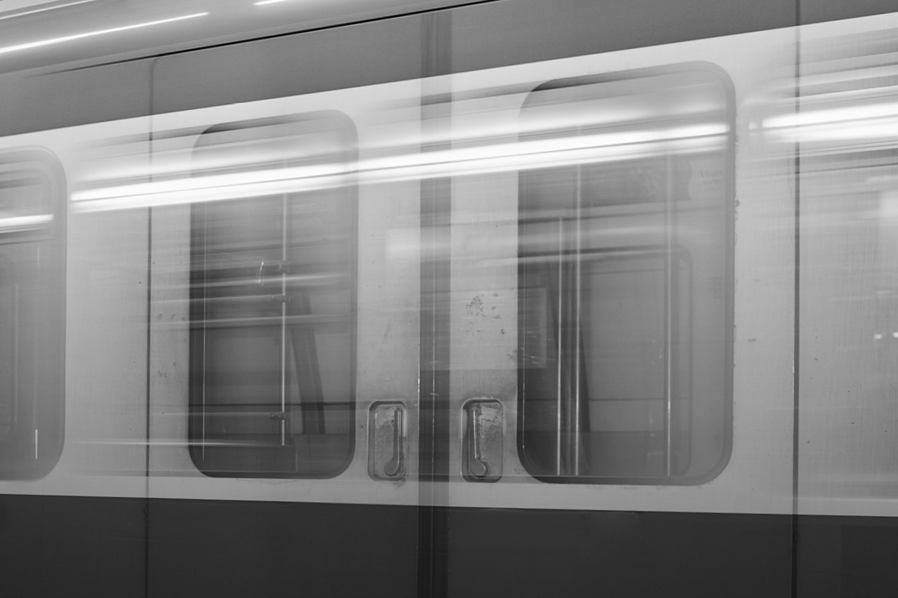 Moodbild einer vorbeifahrenden U-Bahn in schwarz weiß gehalten. Es zeigt die Lokation für das Shooting zu City Heat.