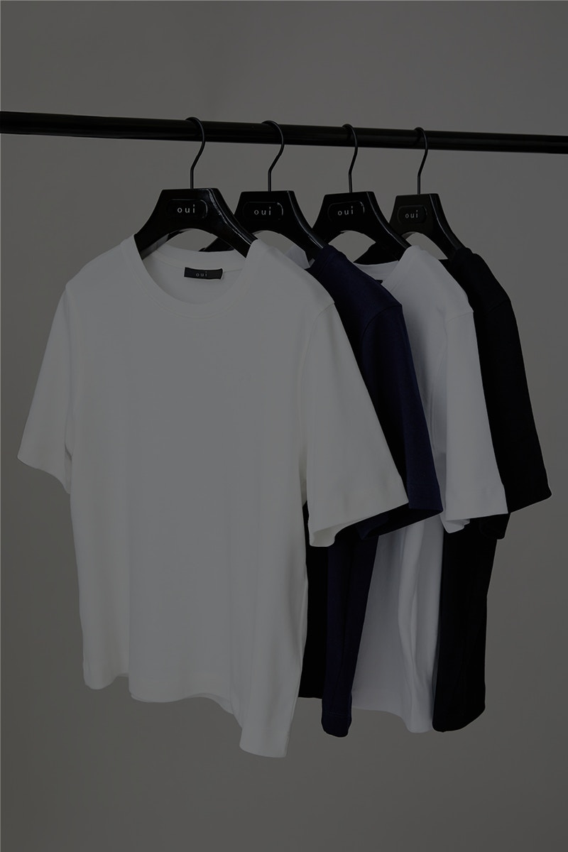 Mehrere T-Shirt auf einer Stange immer ein weißes und dann eines in dunkelblau oder schwarz. 