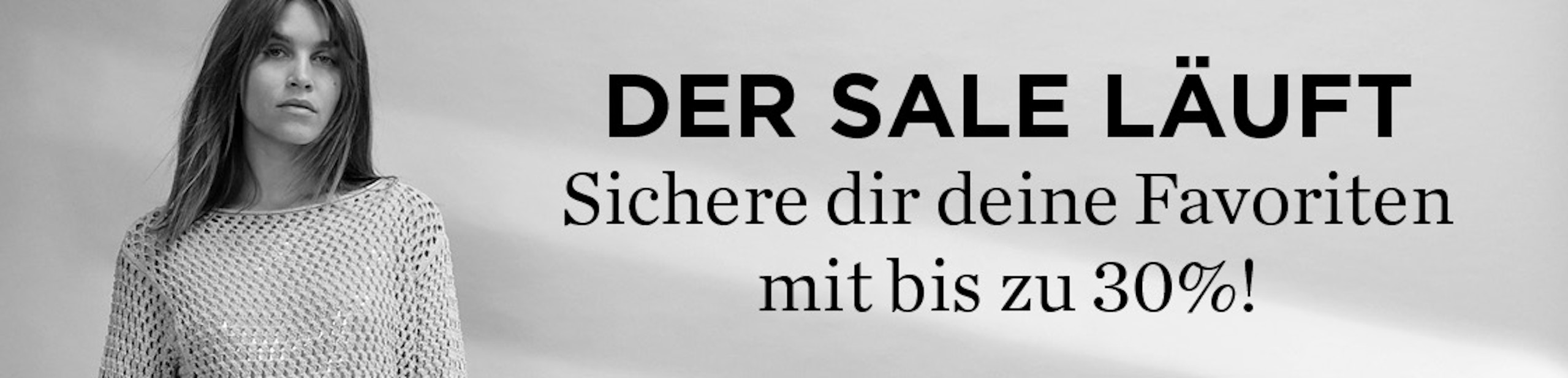 Bild mit Frau in einem Pullover. Das Bild ist in schwarz weiß grau gehalten. Es trägt eine Überschrift mit Der SALE läuft und darunter steht: sichere dir deine Favoriten mit bis zu 30%!