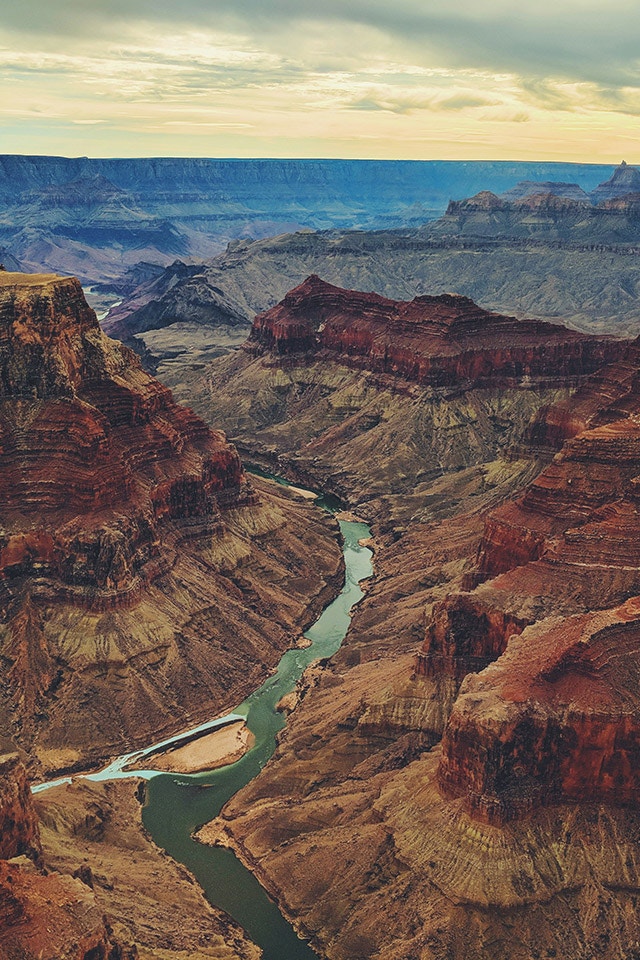 Ein Bild des Gran Canyon von oben aufgenommen.