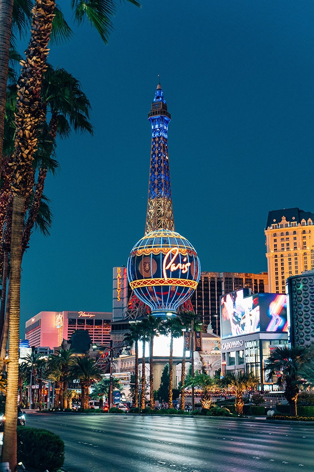 Ein Bild des Hotel Paris in Las Vegas bei Nacht.