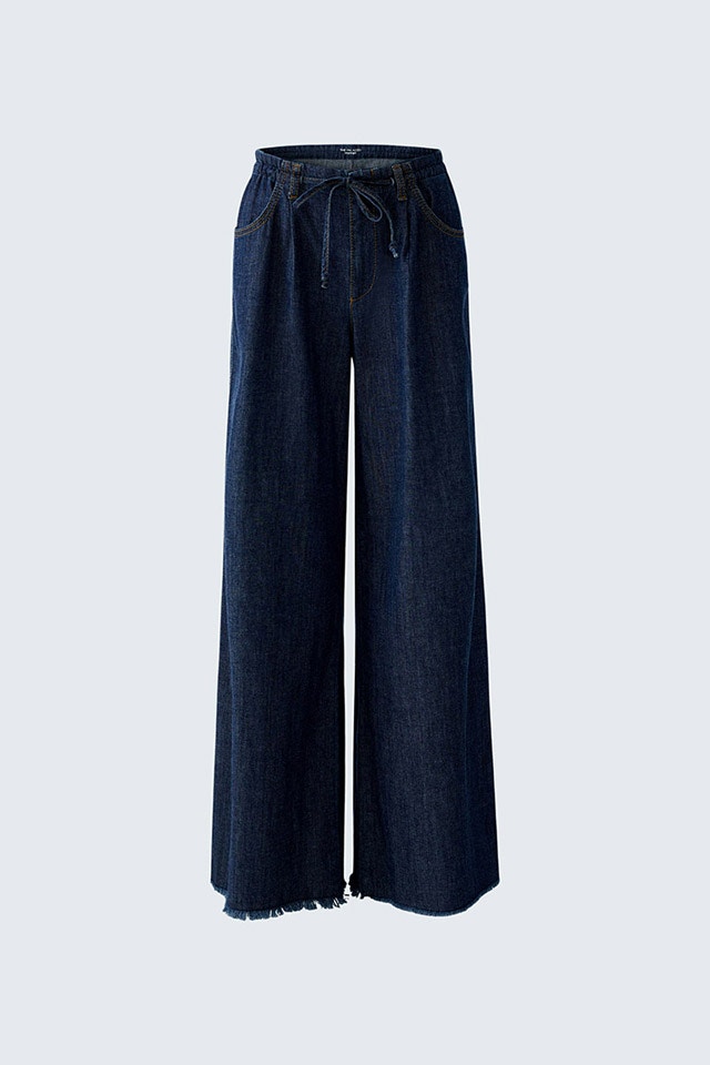 Eine lange Hose blau mit weitem Bein.