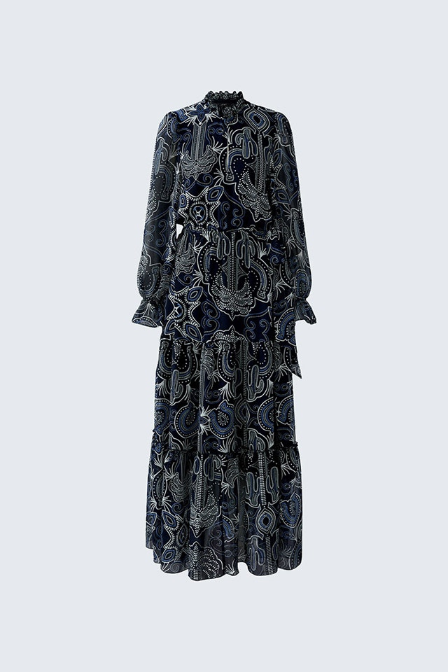 Ein Maxikleid in dunkelblau mit weissem Bandana Druck und Rüschen.