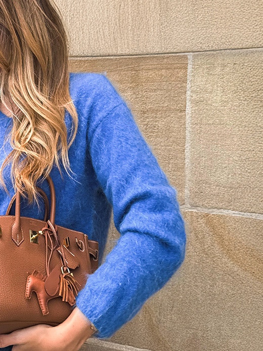 Influencer Lena Terlutter wears our blue cashmere jumper with a pair of Barrell jeans.