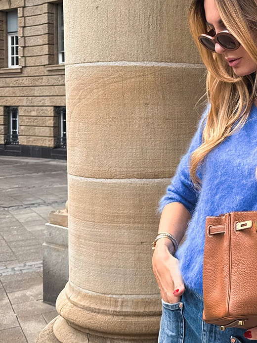 Influencer Lena Terlutter wears our blue cashmere jumper with a pair of Barrell jeans.