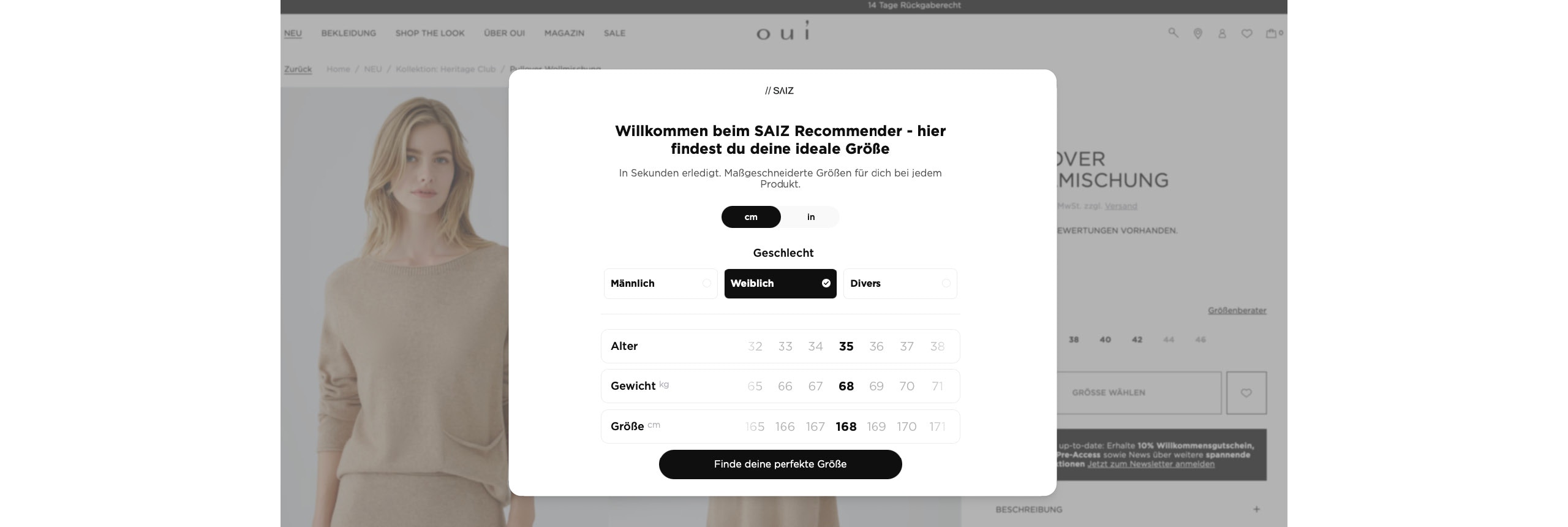Popup-Fenster des SAIZ Größenberaters auf einer Mode-Website. Überschrift: 'Willkommen beim SAIZ Recommender – hier findest du deine ideale Größe'. Auswahloptionen für Maßeinheit (cm oder in), Geschlecht (Männlich, Weiblich, Divers) und Eingabefelder für Alter, Gewicht in kg und Größe in cm. Darunter ein schwarzer Button mit der Aufschrift 'Finde deine perfekte Größe'. Im Hintergrund ist eine Frau in beigefarbener Kleidung leicht unscharf zu sehen.