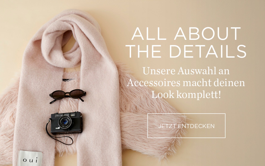 Gelegter rosefarbener Fransenpullover, darauf ein huebsch drapierter rosefarbener Schal eine Sonnenbrille und eine alte Kamera komplettieren das Bild. Rechts steht: All about the details - unsere Auswahl an Accessoires macht deinen Look komplett! Klickflaeche: Jetzt entdecken.