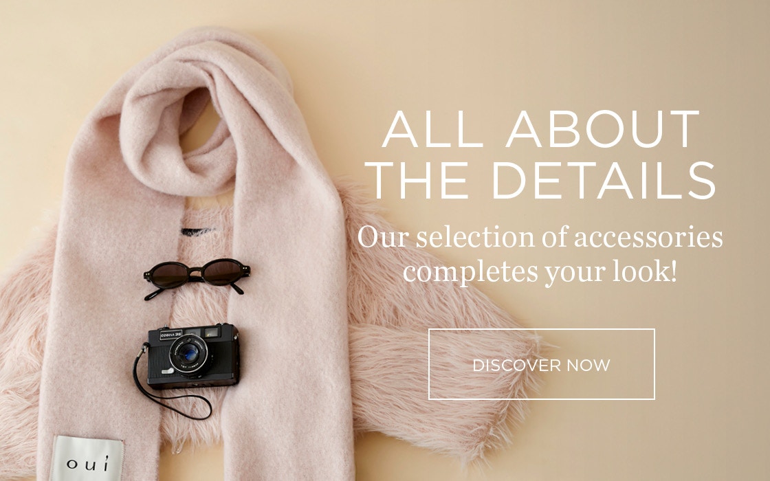 A rose-coloured fringed jumper, topped with a beautifully draped rose-coloured scarf, sunglasses and an old camera complete the look. Text Right: All about the details – our selection of accessories completes your look! Click area: Discover now.
