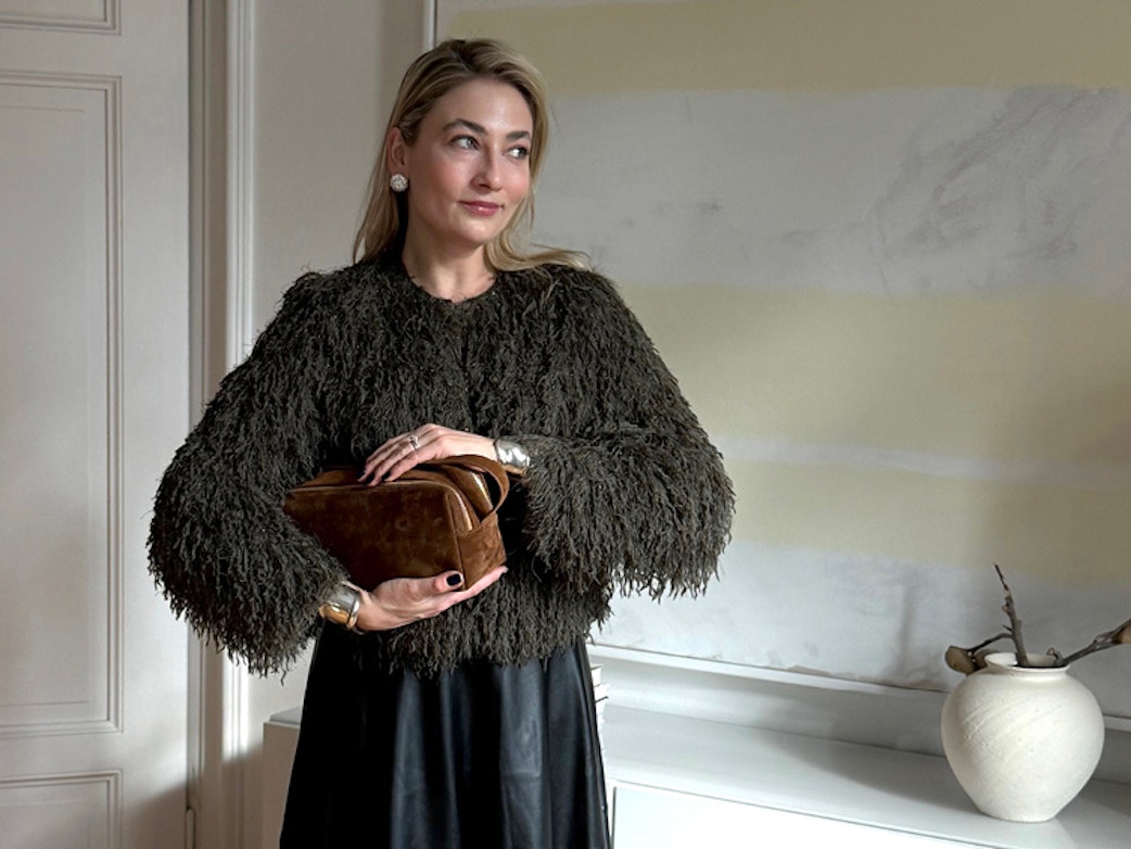 Influencerin Oleysa Schuler trägt unsere Fransenjacke in khaki mit passendem Rock in schwarz in Lederoptik.