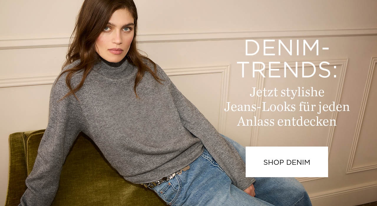 Eine Frau sitzt lässig auf einer Sofalehne, sie trägt einen grauen Strickpullover und eine Jeanshose. Schrift rechts: Denim-Trends: Jetzt stylische Jeans-Looks für jeden Anlass entdecken mit einer Klickfläche: Shop Denim