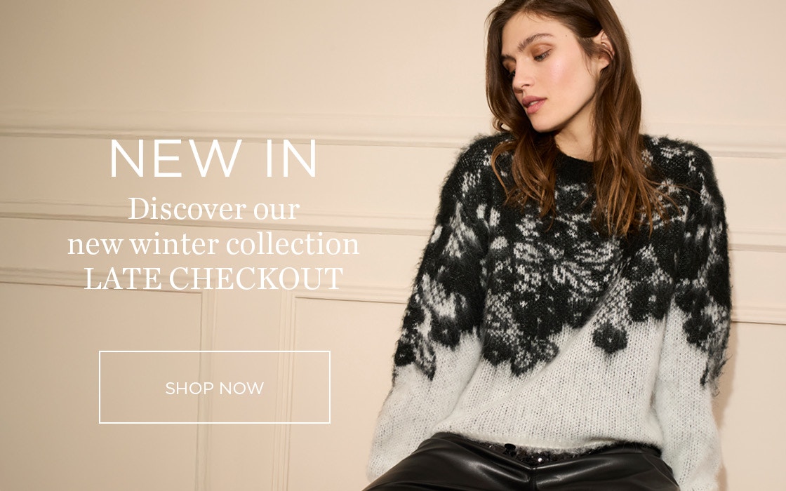 Rechts eine Frau, die einen grauen Pullover mit schwarzen Spitzenverzierungen am Oberkörper und eine schwarze Hose trägt. Links der Text: Neu eingetroffen – Entdecken Sie unsere neue Winterkollektion Late Checkout mit einem anklickbaren Bereich: Jetzt einkaufen