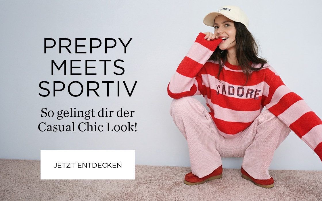 Eine lächelnde Frau hockt entspannt und trägt einen rot-rosa gestreiften Pullover, eine rosa Cordhose, rote Schuhe und eine beige Kappe. Links im Bild steht der Werbetext „Preppy meets Sportiv – So gelingt dir der Casual Chic Look!“.