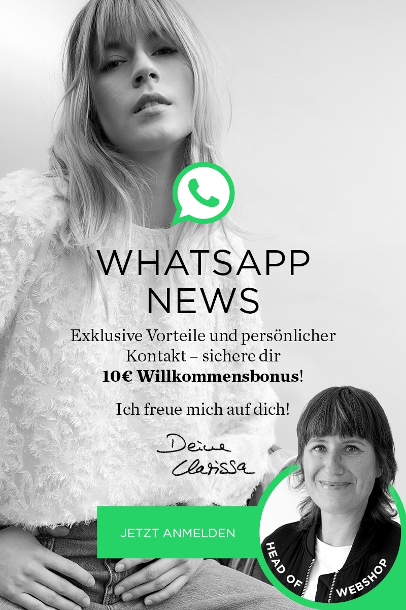 Ein Model trägt eine Bluse und einer Hose. Der Banner verweist auf den WhatsApp Kanal mit dem man News und einen 10 EUR Willkommensbonus bei Anmeldung erhalten kann. Rechts unten ist ein Bild von einer Frau die Head of Webshop - Clarissa heißt. Sie lächelt. Es gibt einen grünen Anmelde Button mit "jetzt anmelden".