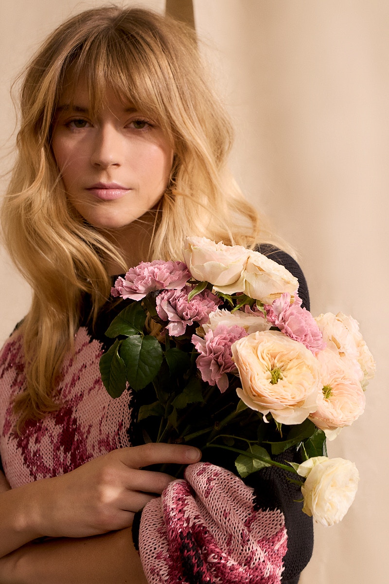 Black women's knitted jumper with floral pattern in pink and red, detailed knit structure; high-quality Oui women's fashion.