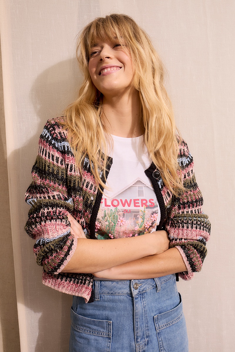 Patterned women's cardigan in shades of green and pink, paired with a white women's T-shirt with floral print and blue jeans; high-quality Oui women's fashion.