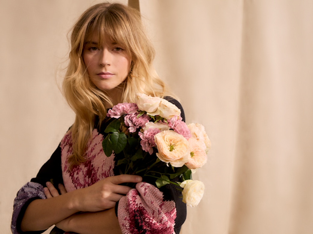 Black women's knitted jumper with floral pattern in pink and red, detailed knit structure; high-quality Oui women's fashion.