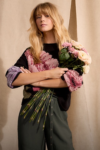 Black women's knitted jumper with floral pattern in pink and red, detailed knit structure; high-quality Oui women's fashion.