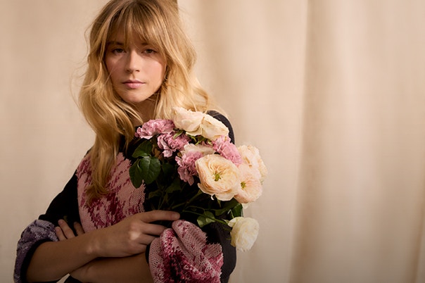 Black women's knitted jumper with floral pattern in pink and red, detailed knit structure; high-quality Oui women's fashion.