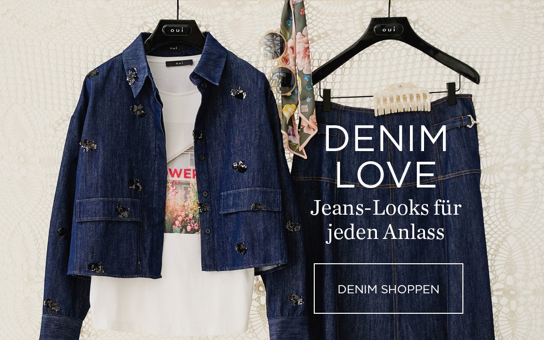 Jeansbluse mit aufgesetzten Blumenpailetten auf einem Kleiderbügel mit einem weissen T-Shirt darunter mit einem bunten Druck, daneben auf einem Kleiderbügel hängt ein Jeansrock. Denim Love - Jeans-Looks für jeden Anlass mit Clickfläche "Denim shoppen".