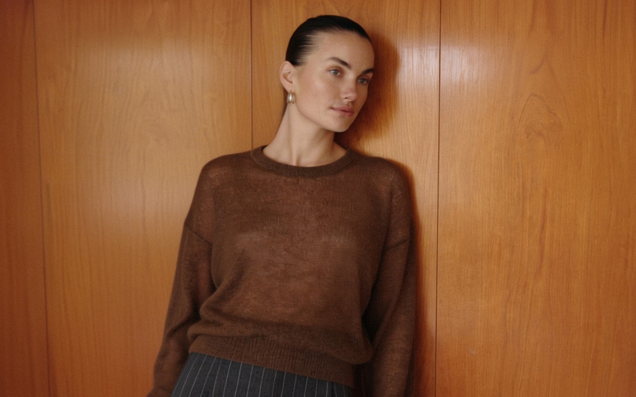 Frau mit braunem Strickpullover.