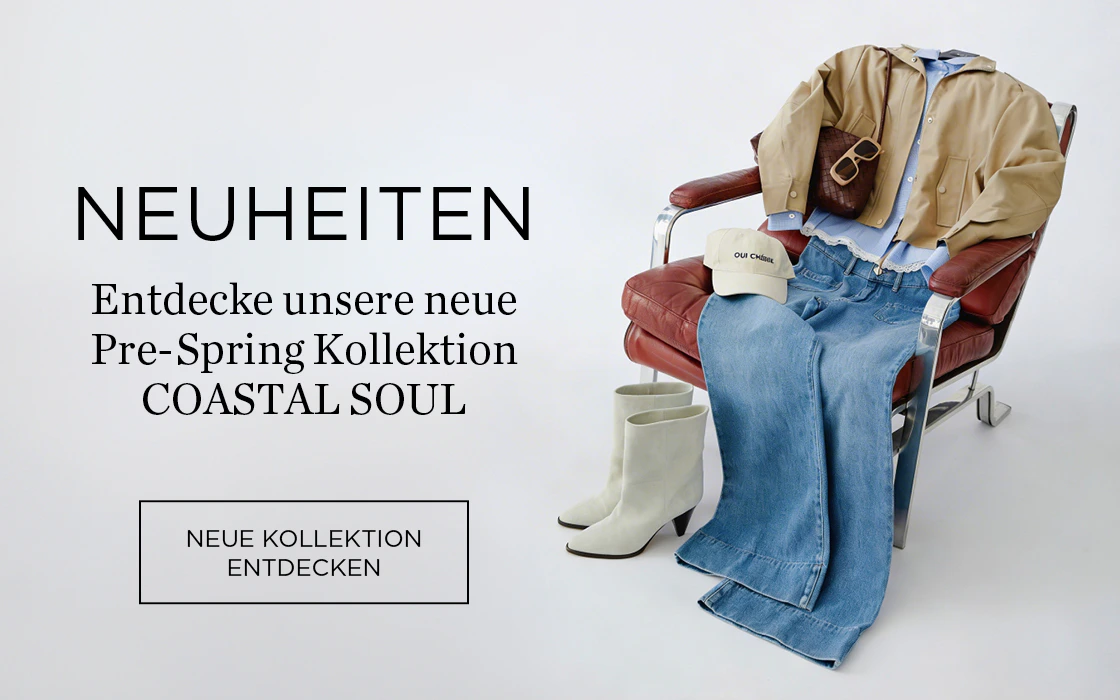 Links: Neuheiten - Entdecke unsere neue Pre-Spring Kollektion Coastal Soul mit Klickfläche: Neue Kollektion entdecken. Rechts ein Stuhl mit übergeworfener Kleidung, eine Jacke in beige, Bluse in blau-weiss und eine Jeans.
