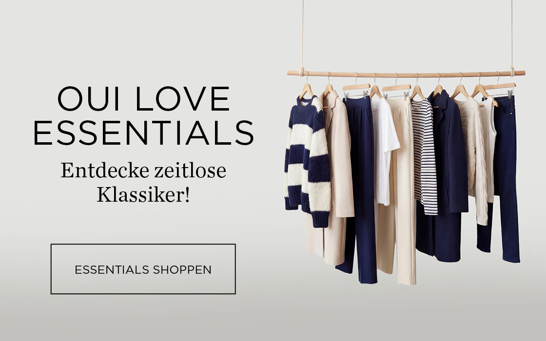 Links: Oui love Essentials- Entdecke zeitlose Klassiker! Klickfläche: Essentials shoppen. Rechts eine Kleiderstange mit gehängert Kleidung, Pullover gestreift blau-weiss, Mantel beige, Hose blau, T-Shirt weiss.