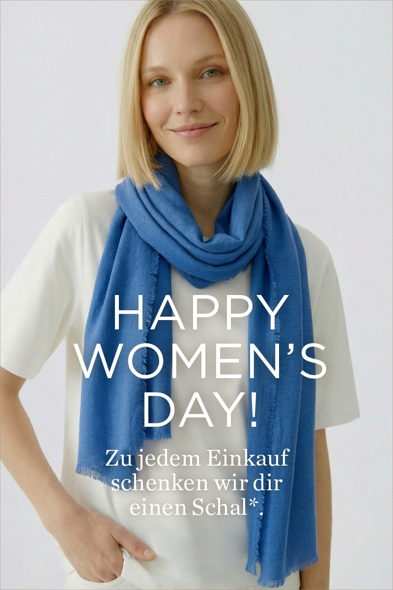 Frau im weißen T-Shirt mit blauem Schal. Text: Happy Women´s Day! zu jedem Einkauf schenken wir dir einen Schal.