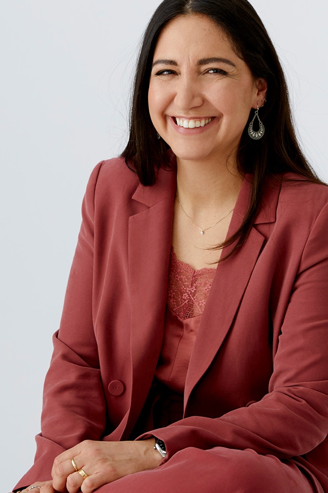 Viktoria in ihrem Outfit in himbeere aus Blazer, Top und weiter Hose.