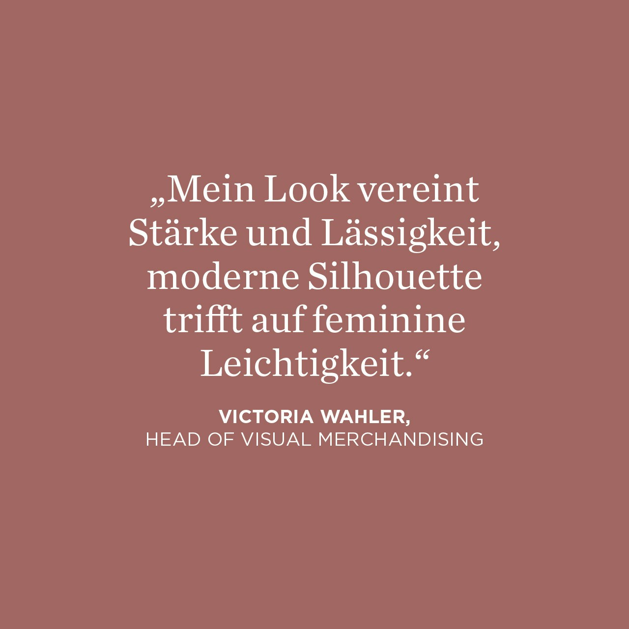 Hintergrund in Himbeere mit einem Zitat: Mein Look vereint Stärke und Leichtigkeit, moderne Silhouette trifft auf feminine Leichtigkeit. Victoria Wahler, Head of Visual Merchandising.