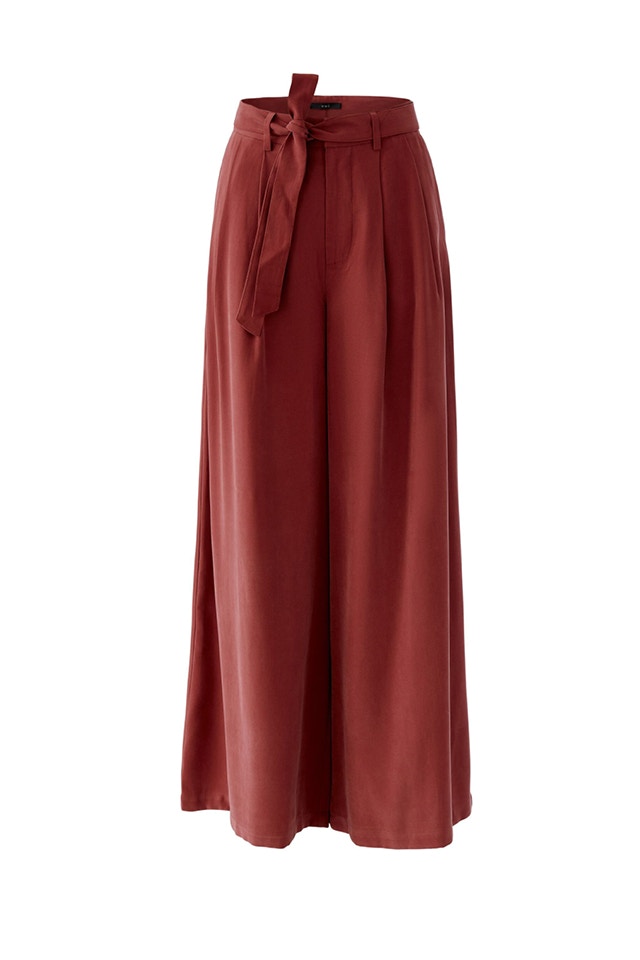 Wide-leg trousers in raspberry.