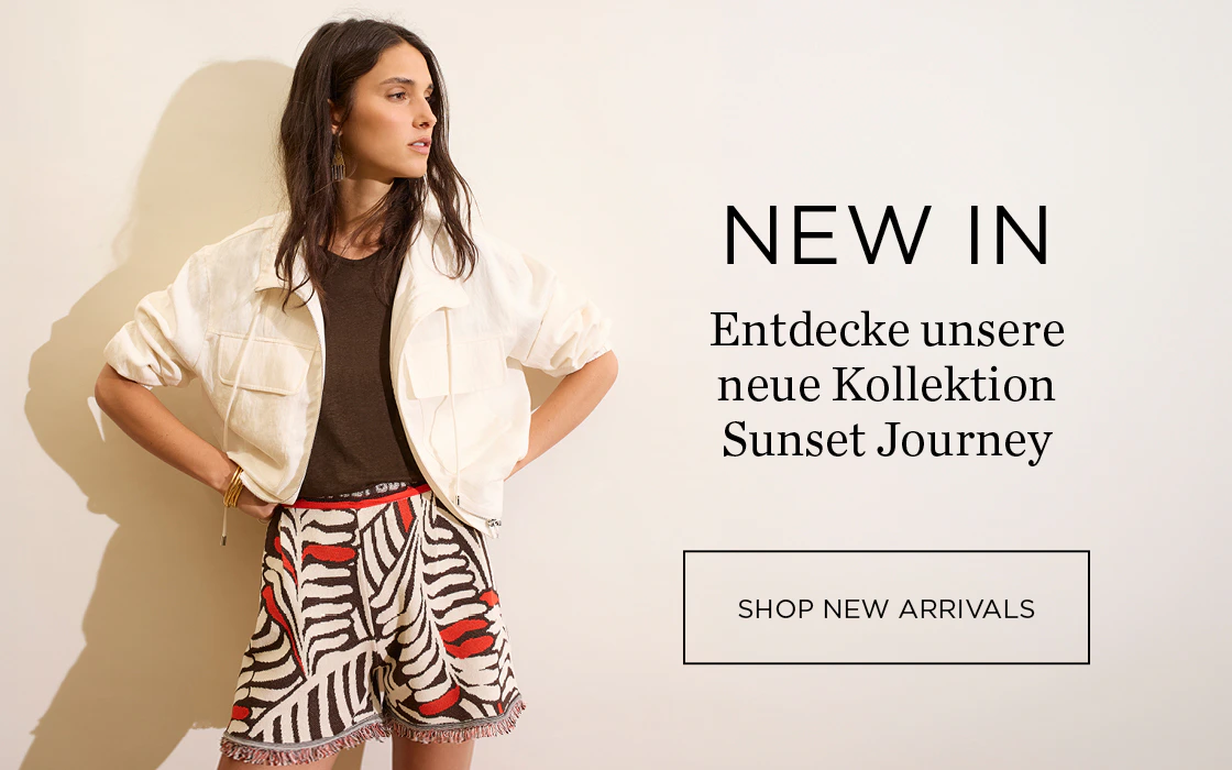 Links Frau mit weisser offener Jacke und darunter einem braunen Shirt und einer Short gemustert aus den Farben braun, weiss, orange. Rechts: NEW IN - Entdecke unsere neue Kollektion Sunset Journey mit Klickfläche: Shop new Arrivals